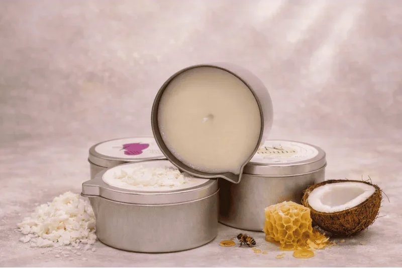 Bougies de massage naturelles dans des boîtes métalliques, cire, noix de coco et cire d’abeille