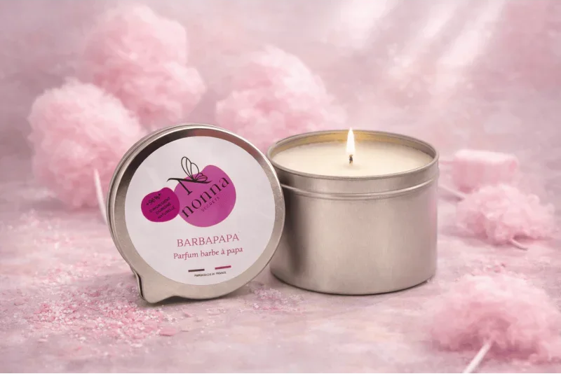 Bougie de massage parfumée barbe à papa en pot métallique, décor rose sucré.