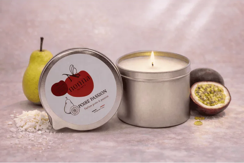 Bougie de massage parfum poire et passion, boîte métal, décor fruits et copeaux